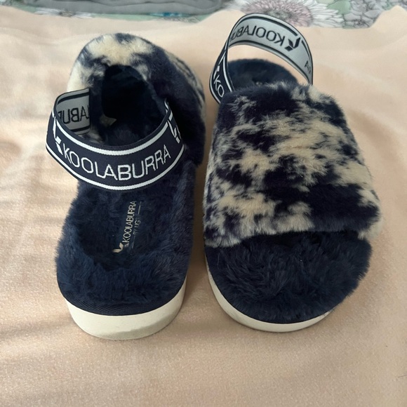 Koolaburra  by UGG slippers/slides size 9. Only worn once or twice. Like new - Picture 2 of 7